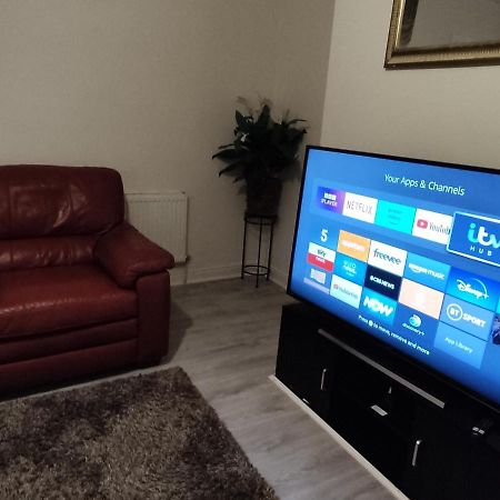 Cheerful 2-Bedroom Home With Off Street Parking Blackpool Bagian luar foto