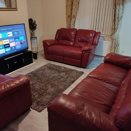 Cheerful 2-Bedroom Home With Off Street Parking Blackpool Bagian luar foto