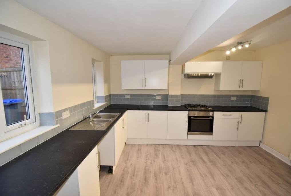 Cheerful 2-Bedroom Home With Off Street Parking Blackpool Bagian luar foto