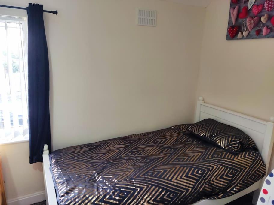 Cheerful 2-Bedroom Home With Off Street Parking Blackpool Bagian luar foto