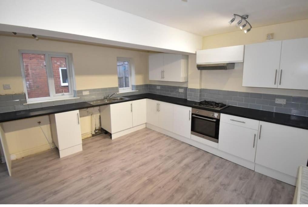 Cheerful 2-Bedroom Home With Off Street Parking Blackpool Bagian luar foto