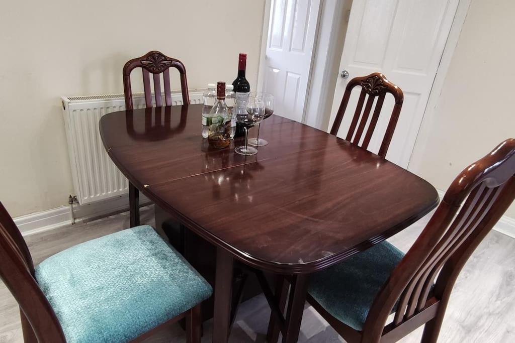 Cheerful 2-Bedroom Home With Off Street Parking Blackpool Bagian luar foto