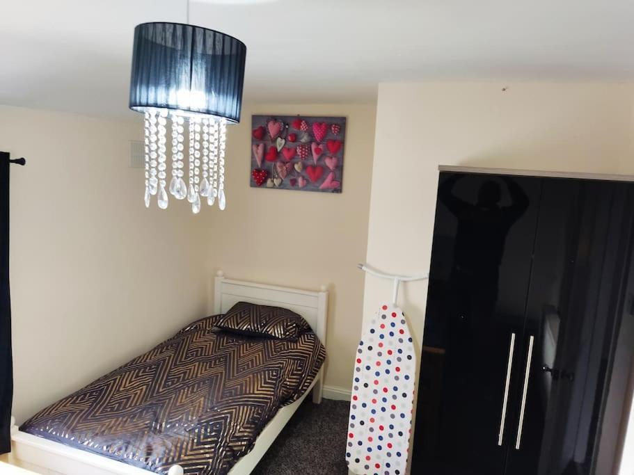 Cheerful 2-Bedroom Home With Off Street Parking Blackpool Bagian luar foto