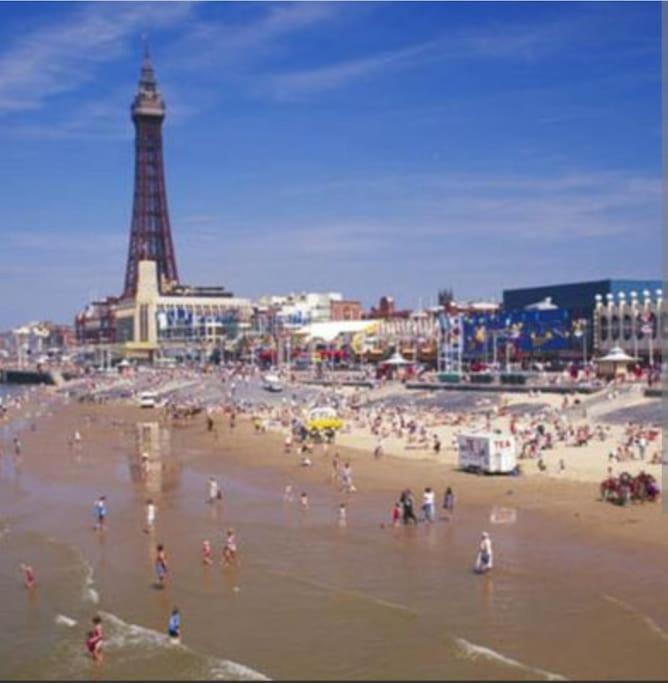 Cheerful 2-Bedroom Home With Off Street Parking Blackpool Bagian luar foto