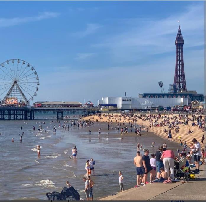 Cheerful 2-Bedroom Home With Off Street Parking Blackpool Bagian luar foto