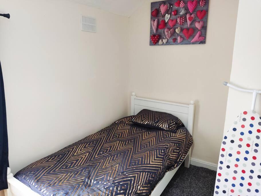 Cheerful 2-Bedroom Home With Off Street Parking Blackpool Bagian luar foto