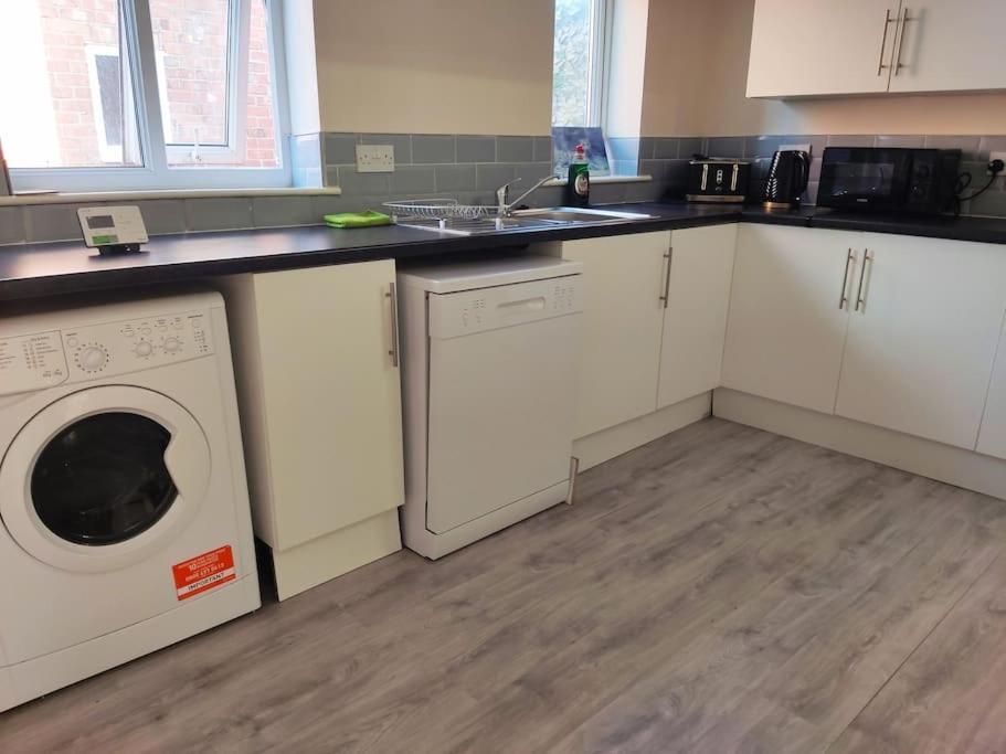 Cheerful 2-Bedroom Home With Off Street Parking Blackpool Bagian luar foto