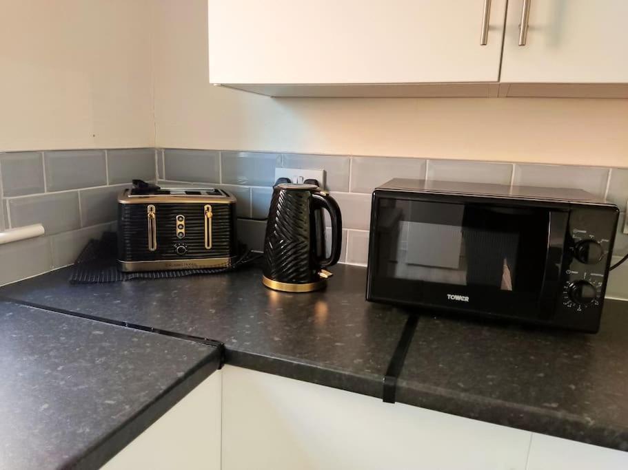 Cheerful 2-Bedroom Home With Off Street Parking Blackpool Bagian luar foto