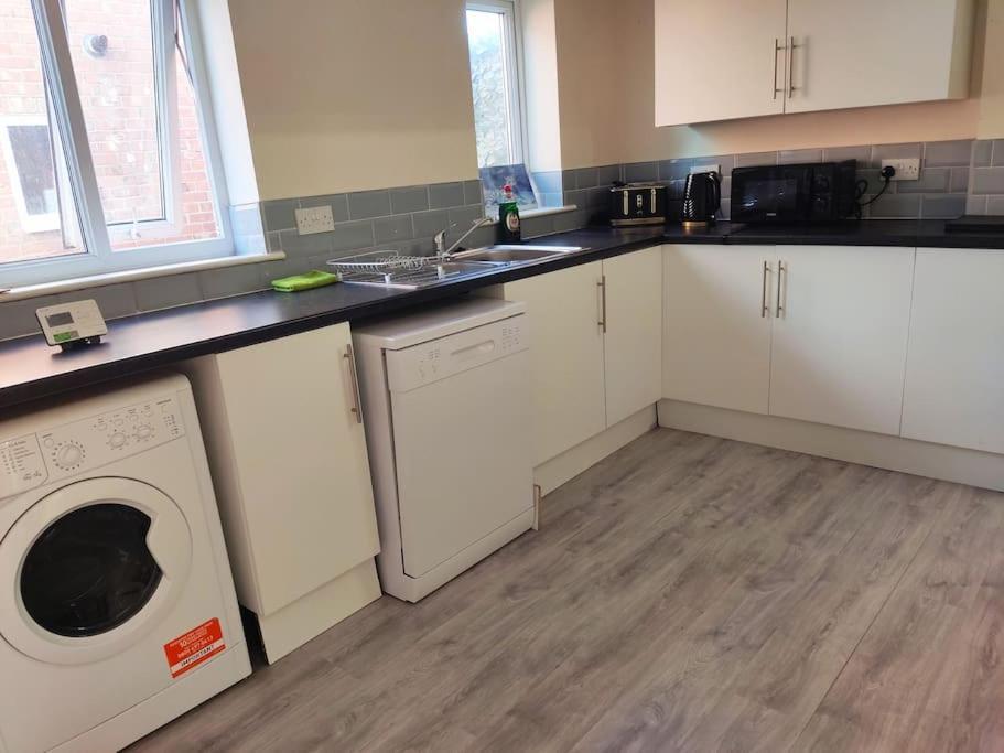 Cheerful 2-Bedroom Home With Off Street Parking Blackpool Bagian luar foto