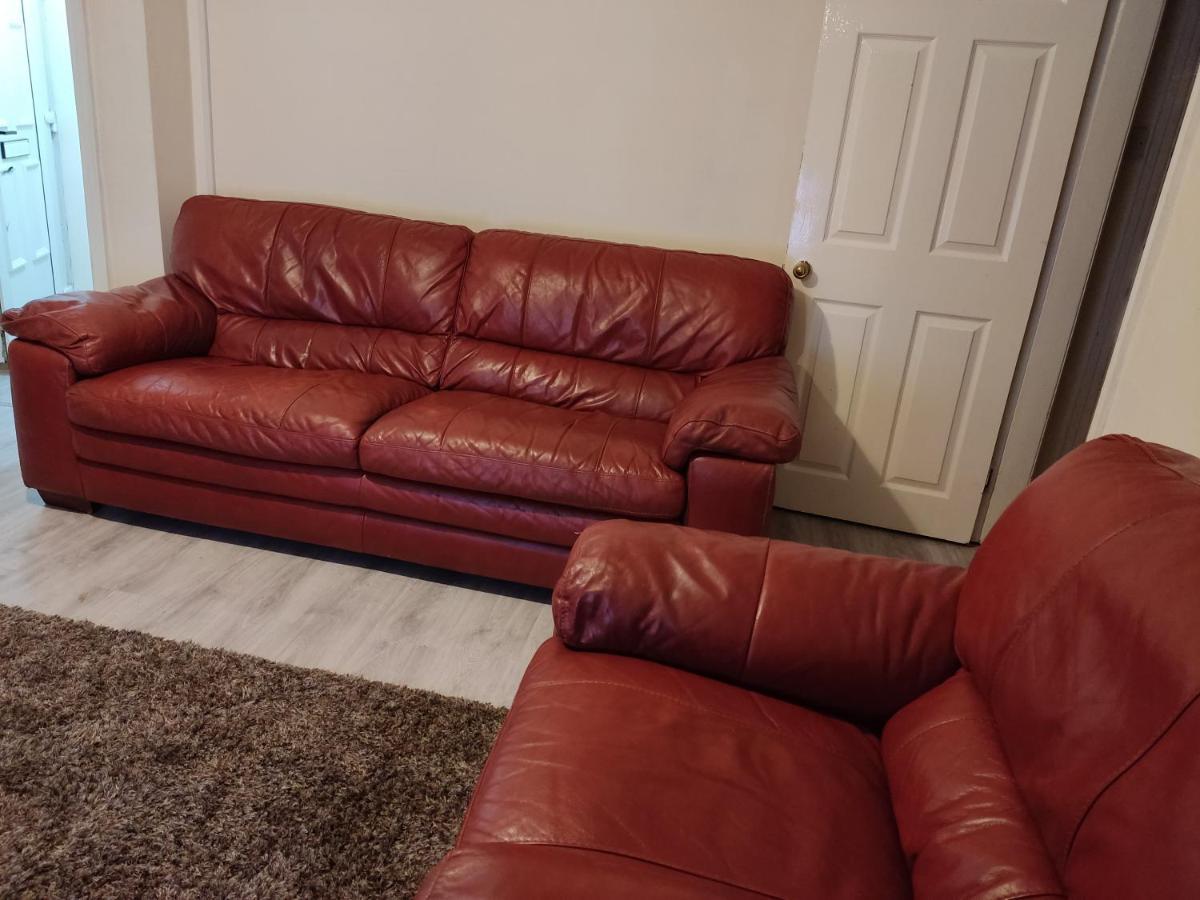 Cheerful 2-Bedroom Home With Off Street Parking Blackpool Bagian luar foto