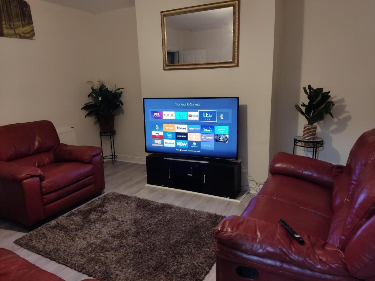 Cheerful 2-Bedroom Home With Off Street Parking Blackpool Bagian luar foto