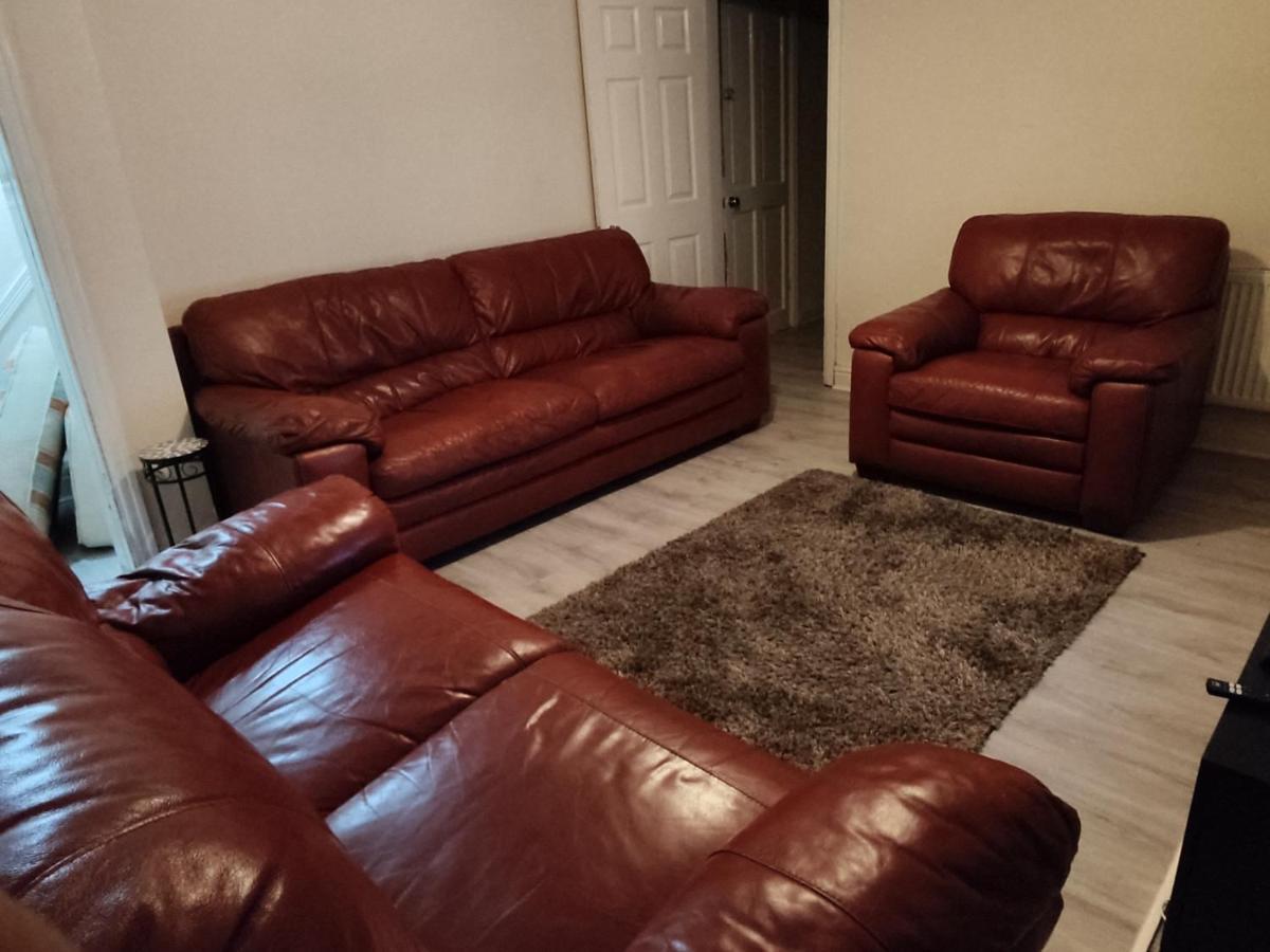 Cheerful 2-Bedroom Home With Off Street Parking Blackpool Bagian luar foto