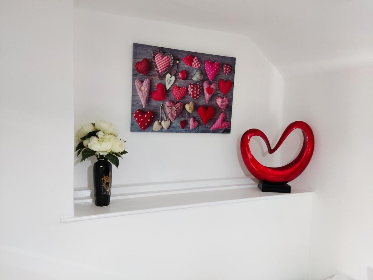 Cheerful 2-Bedroom Home With Off Street Parking Blackpool Bagian luar foto