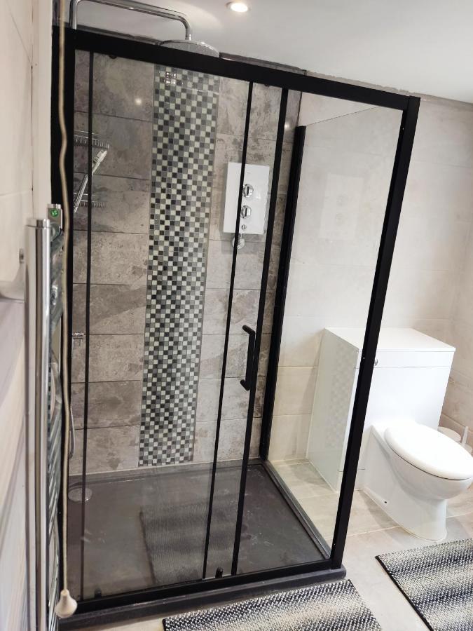Cheerful 2-Bedroom Home With Off Street Parking Blackpool Bagian luar foto